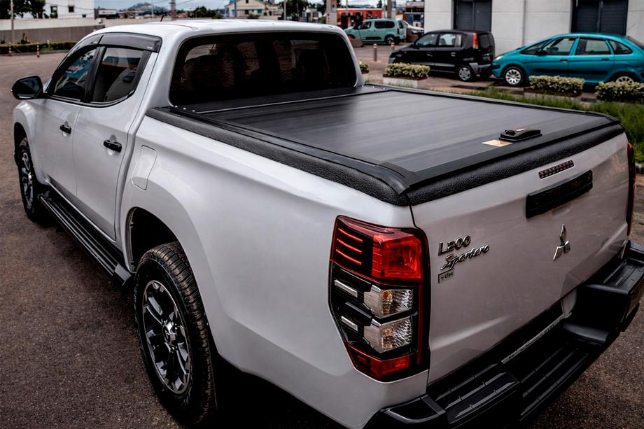 Toyota Hilux 2015– OEM rolluik voor laadbak (2020+, handmatig met handgreep en slot) Foto 1