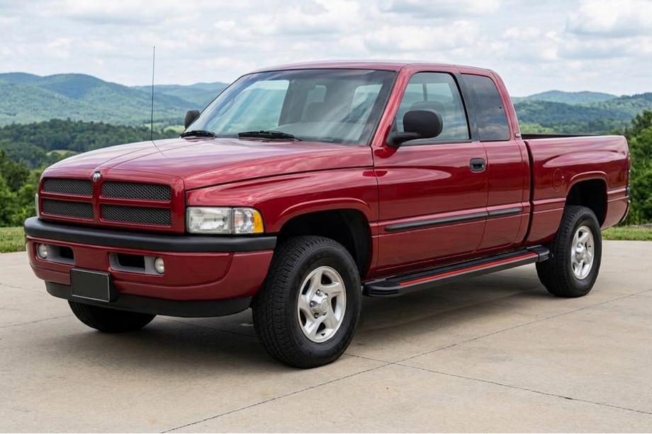 Dodge RAM (BR/BE) 1994–2002 Side steps Maya Red (2 stuks, aluminium) Image