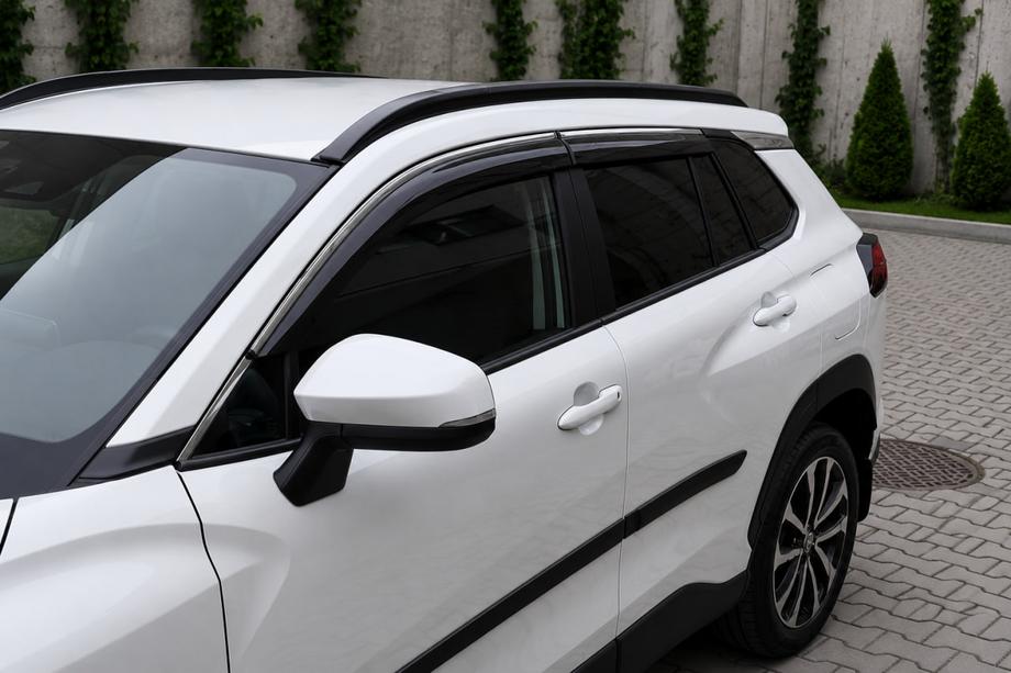 Toyota Corolla Cross 2020– Geïntegreerde dakrails zwart OEM (ABS-kunststof, montage met lijm) Foto 4