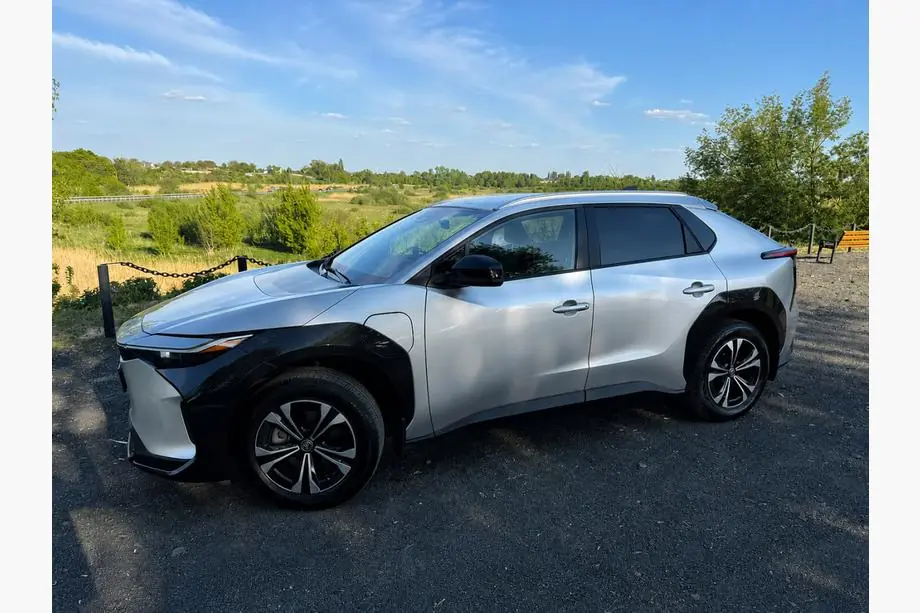 Toyota bZ4X 2022– Geïntegreerde grijze OEM dakrails (aluminium) Image