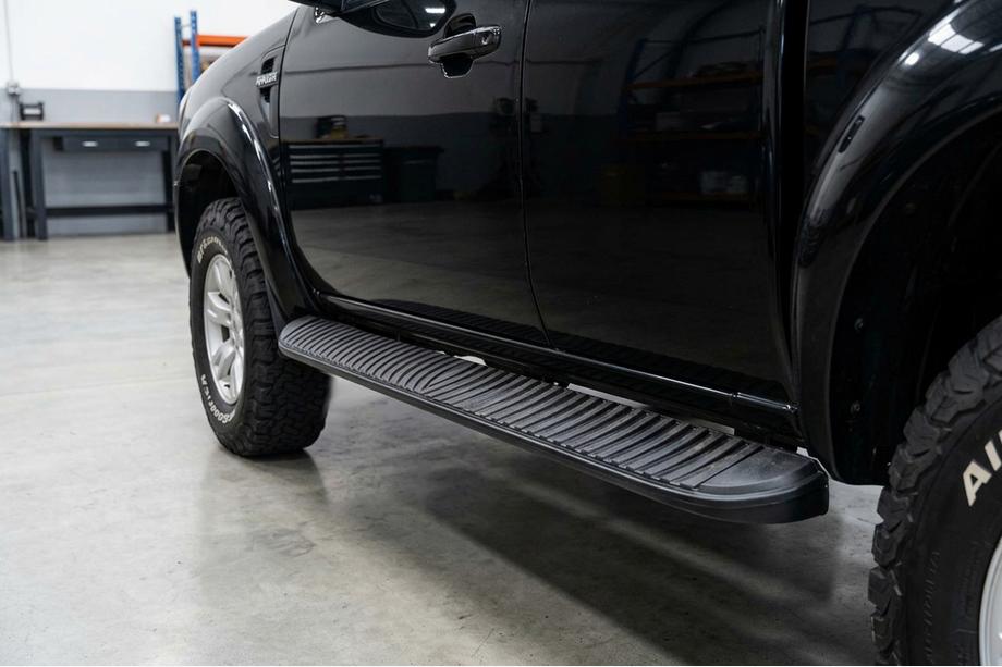 Mazda BT-50 2007–2012 Side steps Tayga Black (2 stuks, aluminium) Image
