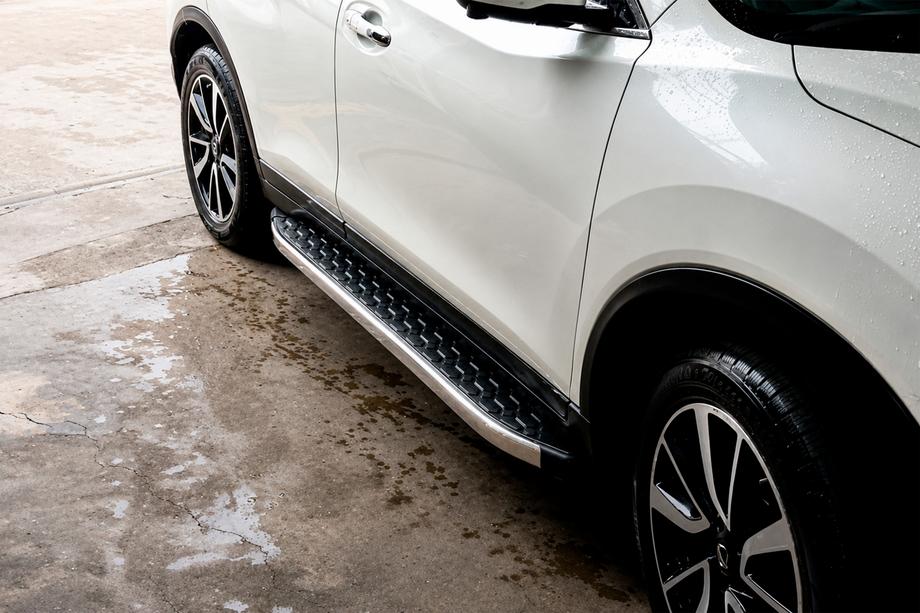 Nissan X-trail T32/Rogue 2014–2021 BlackLine side steps (2 stuks, aluminium) Image