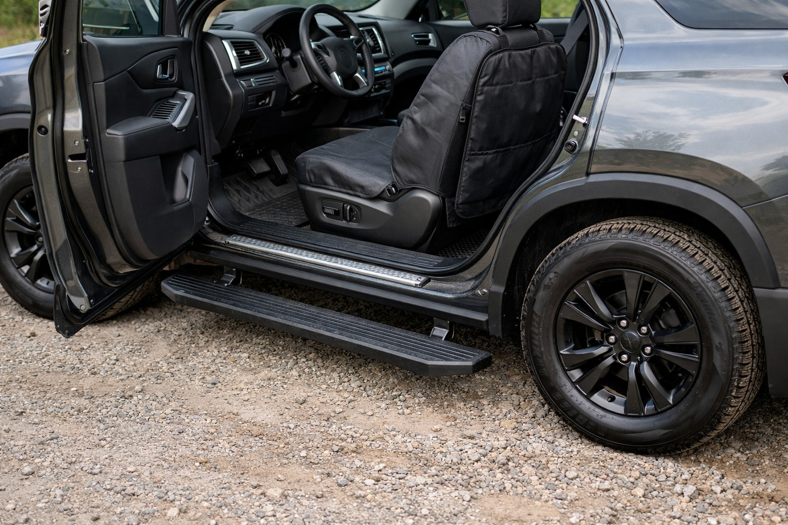 Wat monteer je op een hoge SUV voor makkelijker instappen en schonere kleding