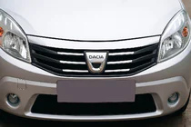 Dacia Sandero 2007–2013 RVS sierlijst voor frontgrille foto 1