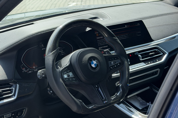 BMW X5 G05 2018 → X5M 2025: complete upgrade met carbon bodykit en M-stuur Foto 1