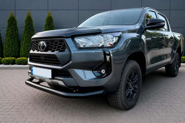 Toyota Hilux 2020: montage van frontbescherming — ons werk Foto 1