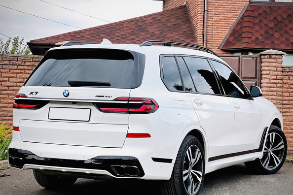 BMW X7 G07 2019–: montage van de LCI M-Performance faceliftkit Foto 10