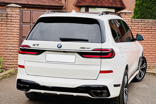 BMW X7 G07 2019–: montage van de LCI M-Performance faceliftkit Foto 8