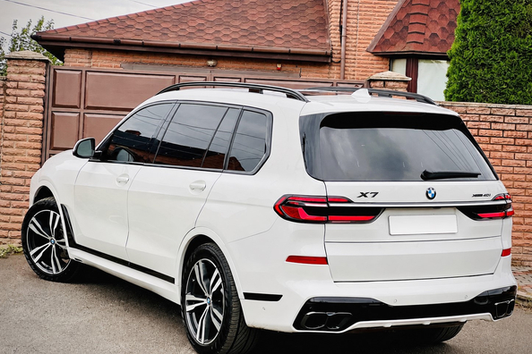 BMW X7 G07 2019–: montage van de LCI M-Performance faceliftkit Foto 7