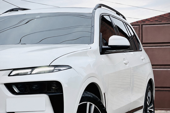 BMW X7 G07 2019–: montage van de LCI M-Performance faceliftkit Foto 6