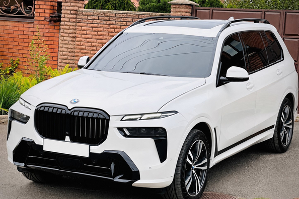 BMW X7 G07 2019–: montage van de LCI M-Performance faceliftkit Foto 4
