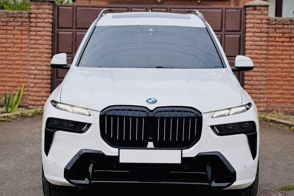 BMW X7 G07 2019–: montage van de LCI M-Performance faceliftkit Foto 1