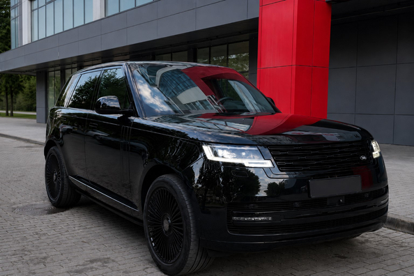 Range Rover L460 2021–: montage van gesmede velgen HF-8 Black R22 — ons werk Foto 1