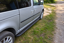 Volkswagen Caddy 2004–2010 Side steps Premium Black (2 stuks, RVS) foto 2
