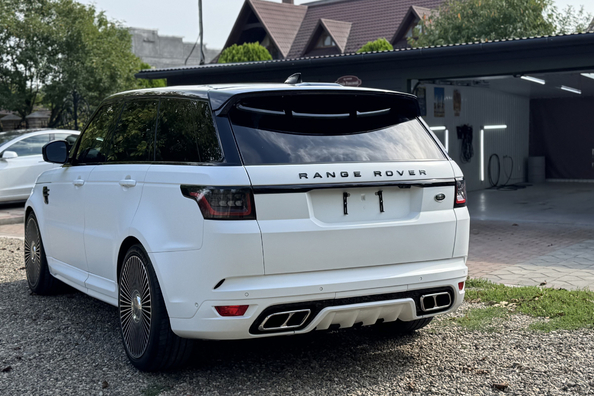 Range Rover Sport L494 2018–2022: montage van SVR-bodykit – ons werk Foto 16