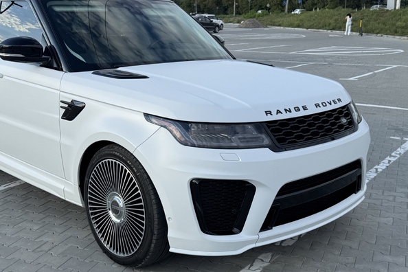 Range Rover Sport L494 2018–2022: montage van SVR-bodykit – ons werk Foto 5