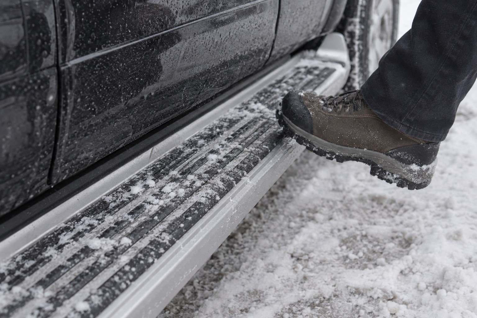Side steps in de winter: ijs, sneeuw en strooizout – niet uitglijden en onderhoud