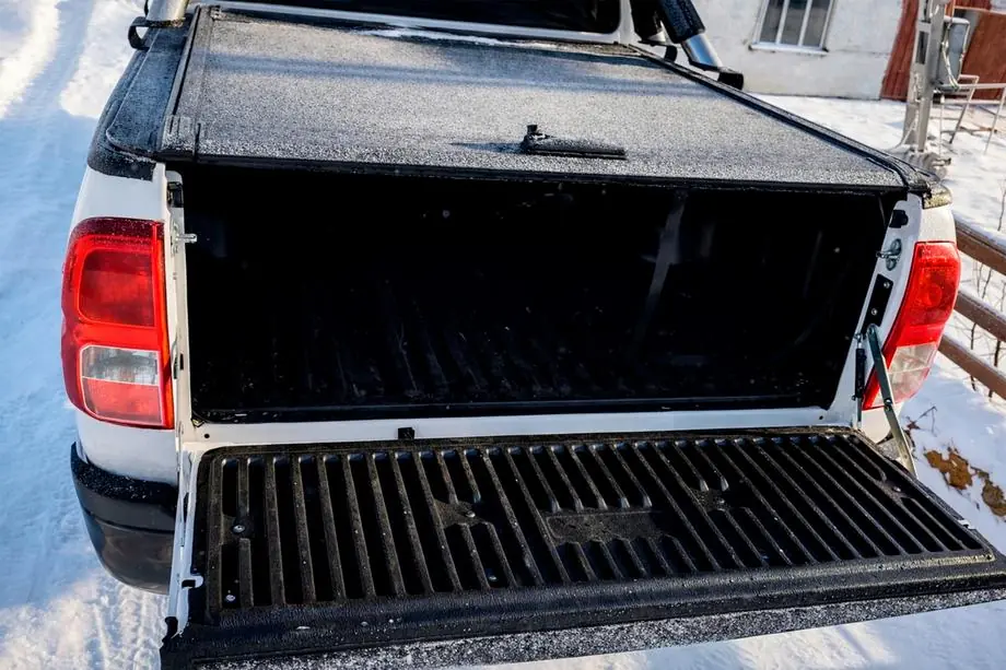 Toyota Hilux 2006–2015 OEM rolcover voor laadbak (2010-2015, handmatig met handgreep en slot) Foto 3