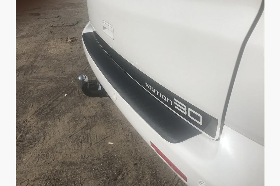 Volkswagen T5 2010–2015 Achterbumperbeschermer met opstaande rand (ABS-kunststof) Glanz Foto 4