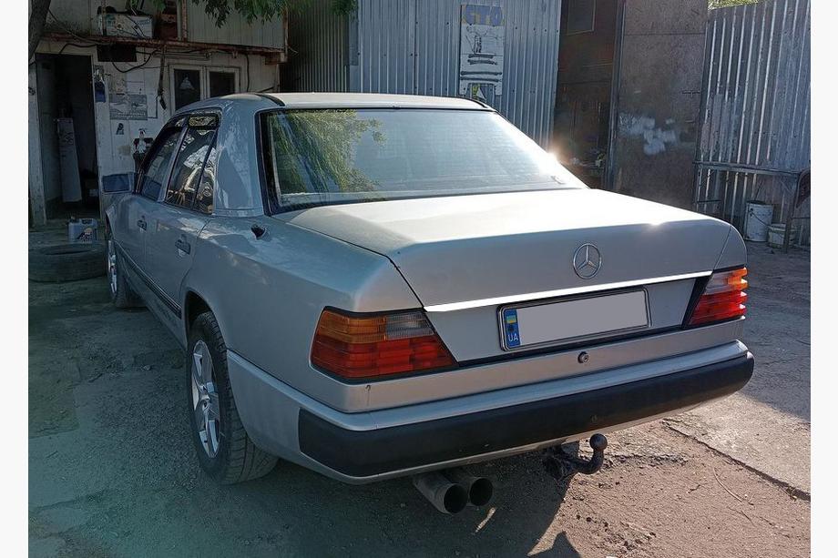 Mercedes E-class W124 1984–1997 RVS sierlijst voor kofferbakkleprand Foto 2