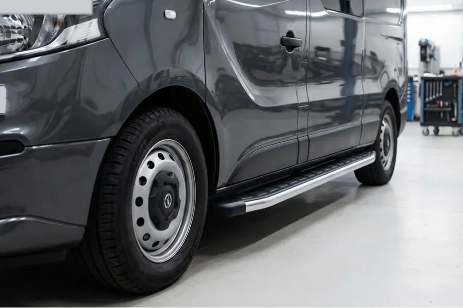 Opel Vivaro 2015–2019 Fullmond side steps (2 stuks, aluminium) Image