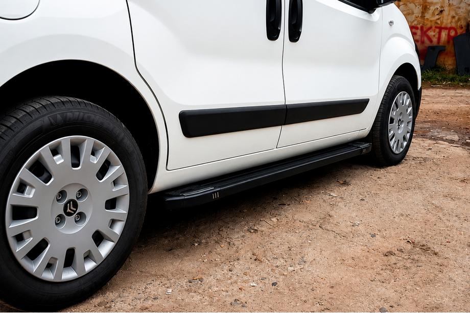 Citroen Nemo 2007–2017 Side steps Rainbow Black (set 2 st., aluminium profiel) Foto 1
