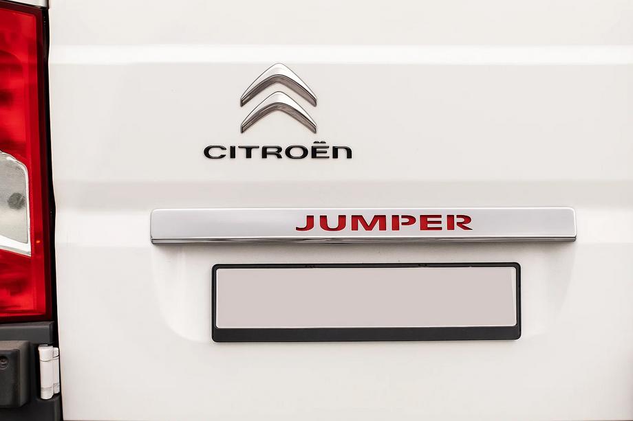 Citroen Jumper 2007–2025 Chromelijst boven de kentekenplaat met rode LED (RVS) Image
