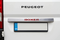 Peugeot Boxer 2006–2025 Chromelijst boven de kentekenplaat met rode LED (RVS) foto 1