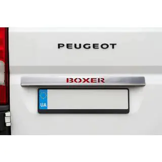 Chromelijst boven de kentekenplaat met rode LED (RVS) foto 1