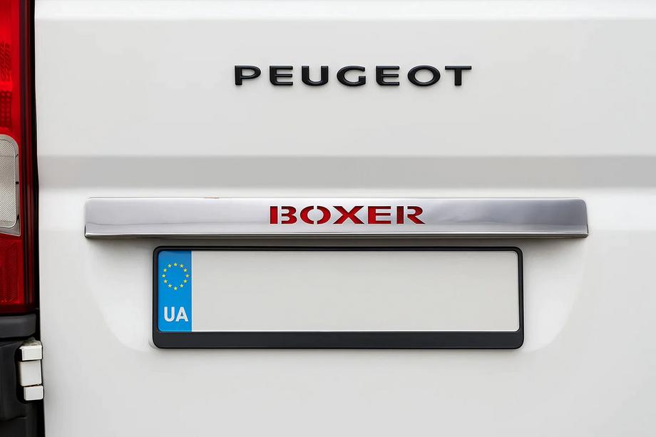 Peugeot Boxer 2006–2025 Chromelijst boven de kentekenplaat met rode LED (RVS) Image