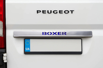 Peugeot Boxer 2006–2025 Chroom sierstrip boven kenteken met blauwe LED (RVS) foto 1