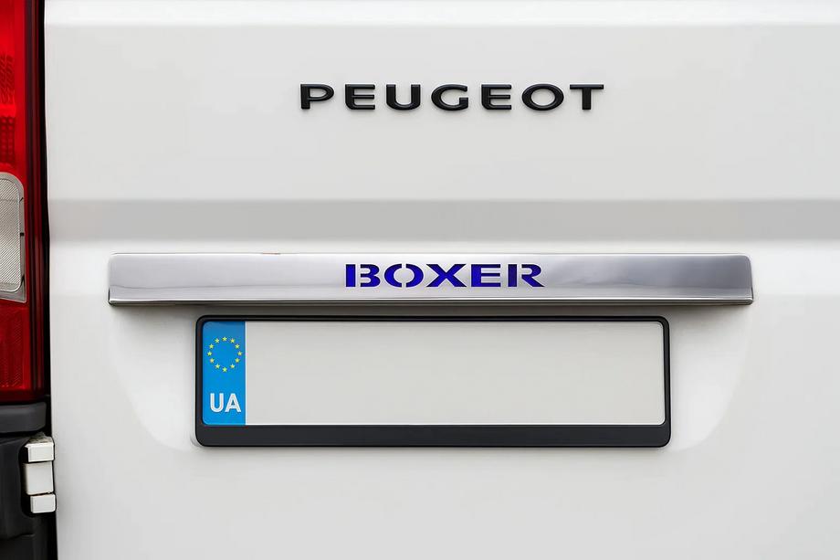 Peugeot Boxer 2006–2025 Chroom sierstrip boven kenteken met blauwe LED (RVS) Image
