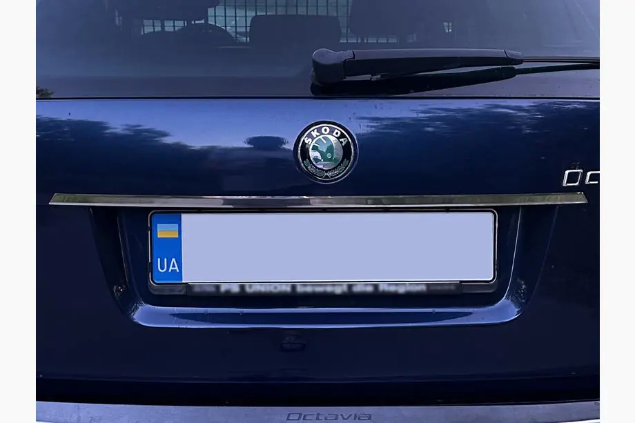 Skoda Octavia II A5 2010–2013 Chromen sierlijst boven kenteken Carmos (RVS) Image