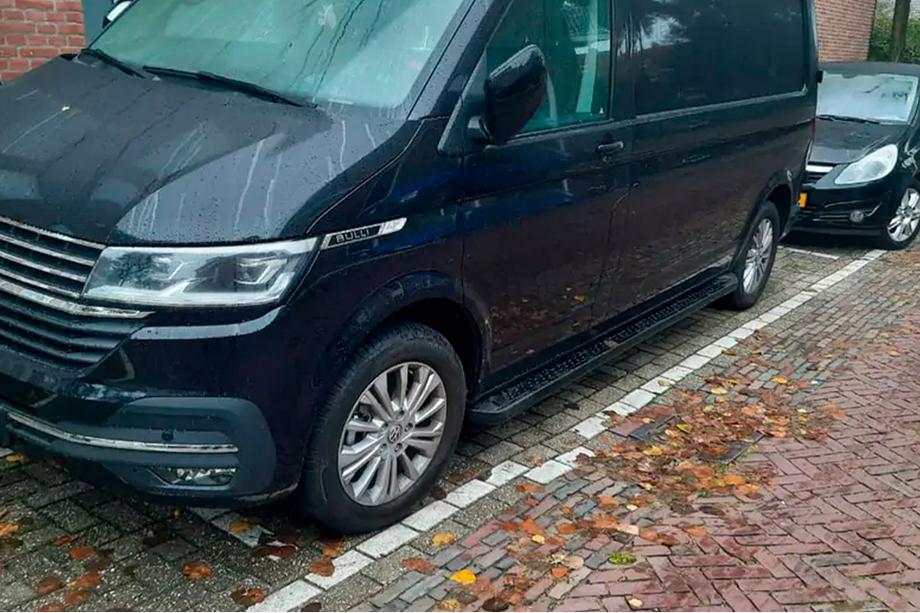 Volkswagen T6 2015–2024 Allmond Black zijtreden (2 st., aluminium) Lange wielbasis Image