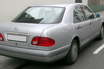 Mercedes E-class W210 1995–2002 Chromen sierstrip boven kenteken (Sedan) Verchroomd kunststof foto 1