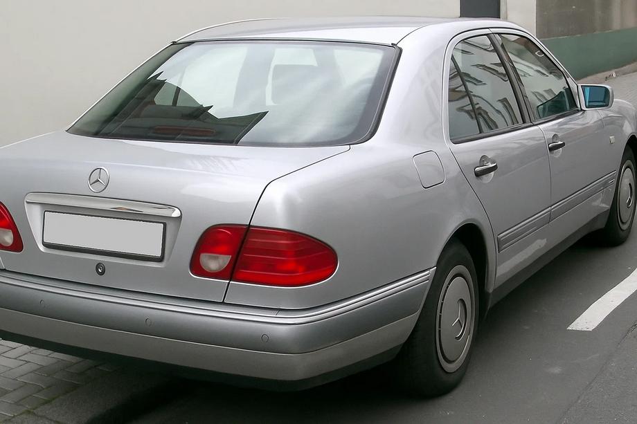 Mercedes E-class W210 1995–2002 Chromen sierstrip boven kenteken (Sedan) Verchroomd kunststof Image