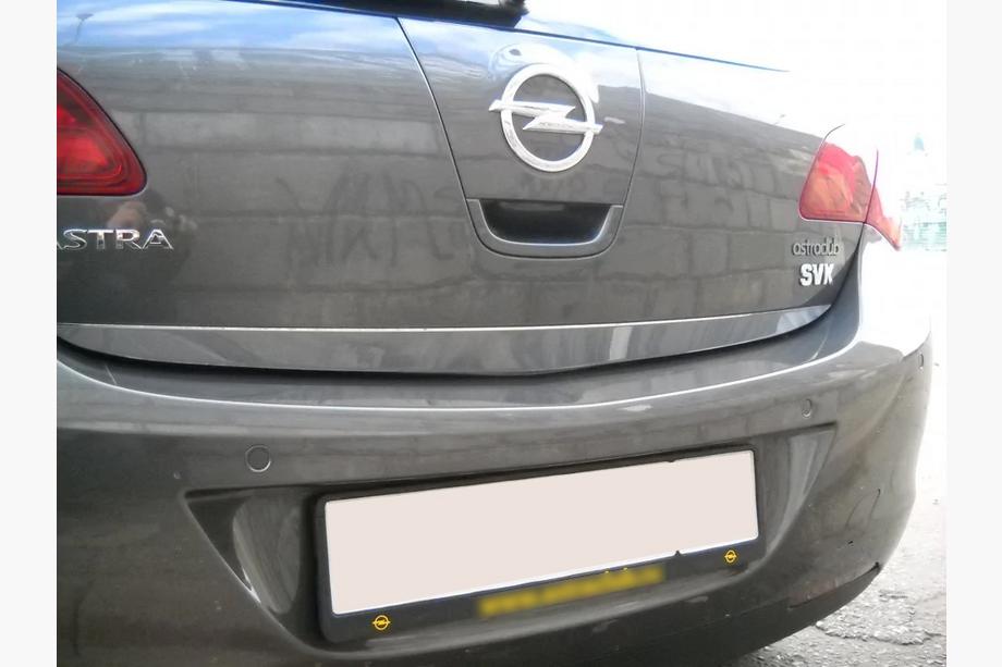 Opel Astra J 2009–2015 Kofferbakrand (RVS) Foto 3