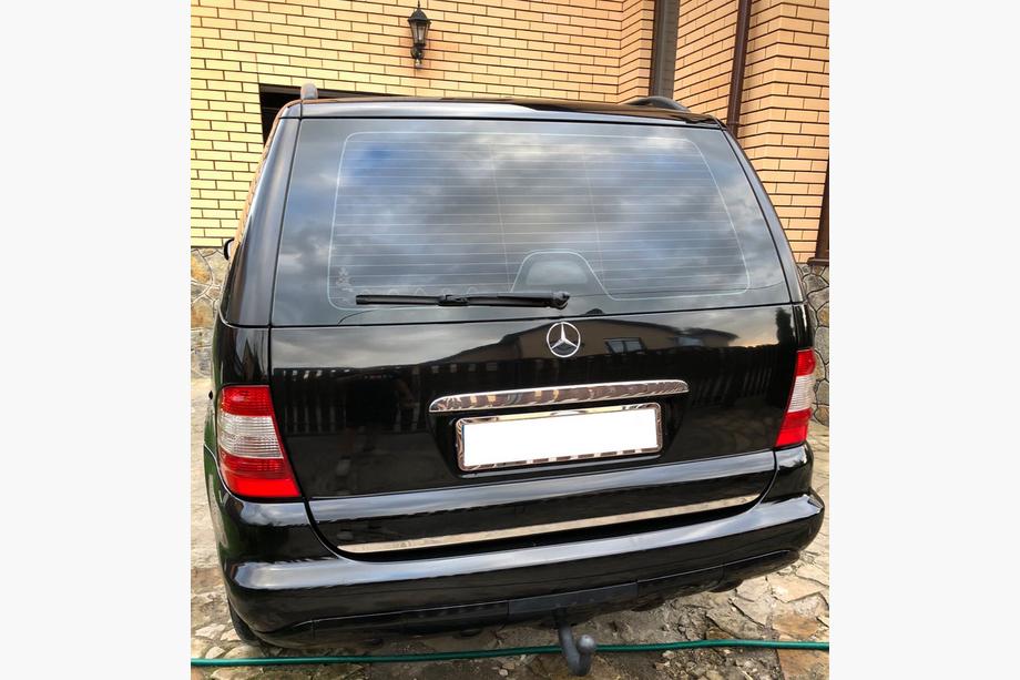 Mercedes ML W163 1997–2005 RVS sierstrip boven het kenteken Verchroomd kunststof Image