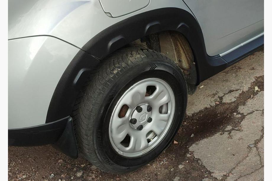 Dacia Duster 2008–2018 Wielkastverbreders met noppen (8 stuks, kunststof) Foto 10