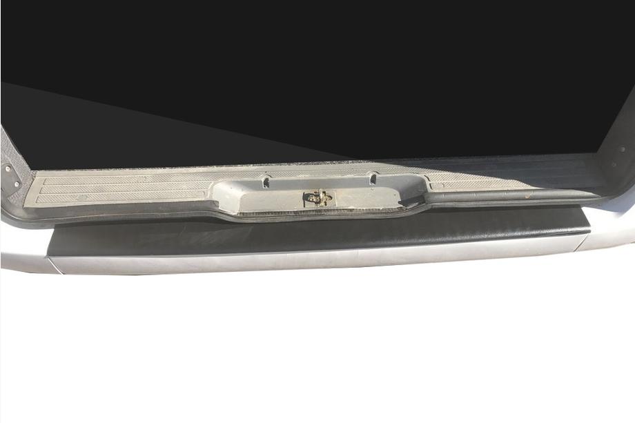 Mercedes Vito W639 2004–2014 Achterbumperbeschermplaat met opstaande rand (DDU, kunststof) Image