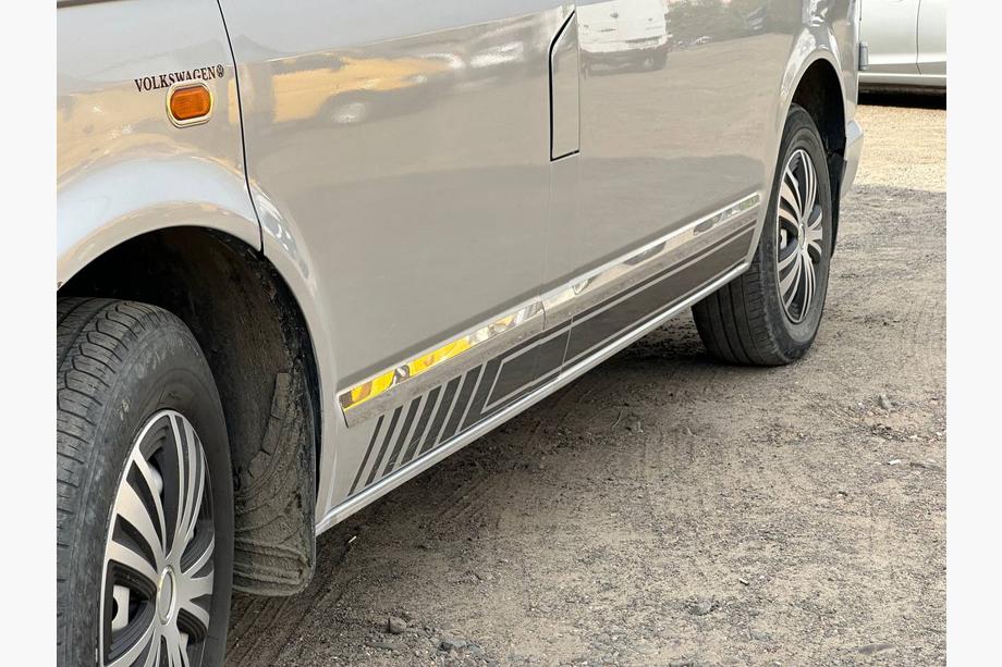 Volkswagen T6 2015–2024 Deurstrips (RVS, chroom) 2-deurs, korte wielbasis, OmsaLine – Italiaans roestvrij staal Foto 12
