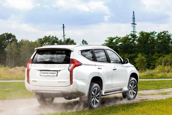 Review van de derde generatie Mitsubishi Pajero Sport Foto 3