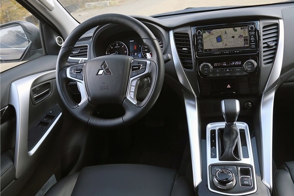 Review van de derde generatie Mitsubishi Pajero Sport Foto 2