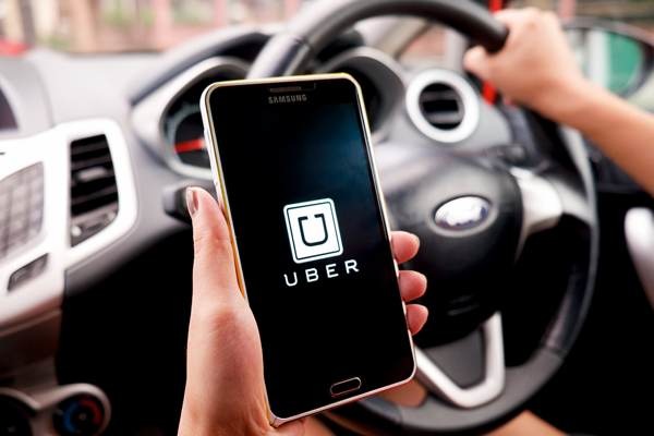 Passagiers en chauffeurs van Über communiceren via ingebouwde chat