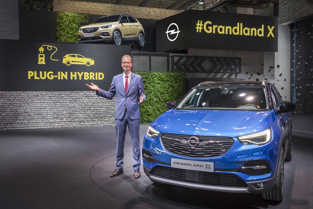 Opel presenteerde zijn eerste hybride auto