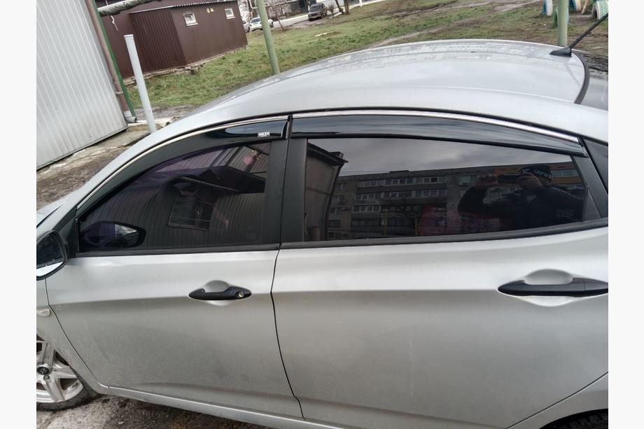 Hyundai Accent 2011–2017 Raamdeflectoren met chromen sierlijst SD (4 stuks, Niken) Image