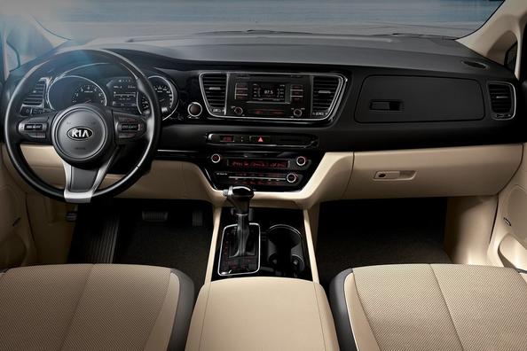 Review van de minivan KIA Carnival Foto 5