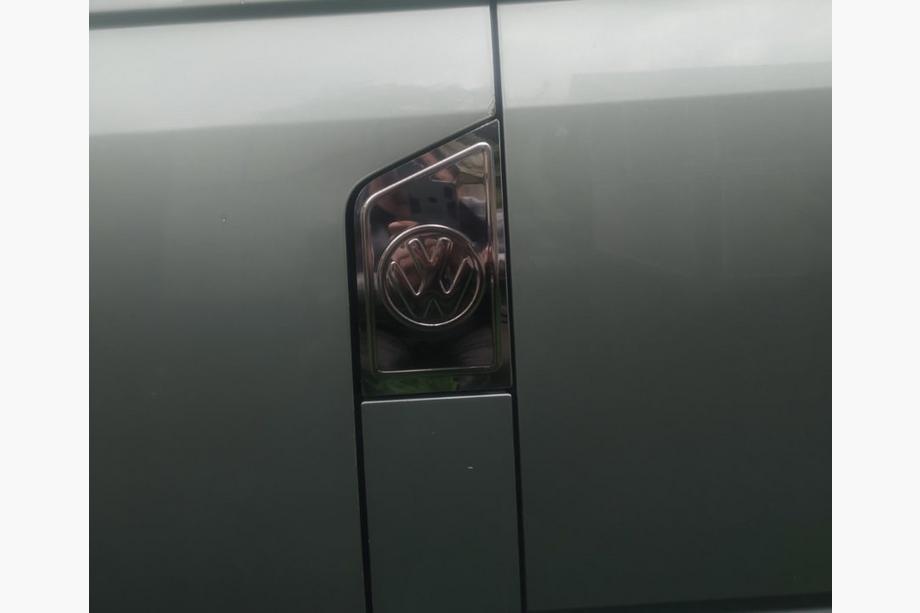 Volkswagen T5 Multivan 2003–2010 Chroom tankklepcover met logo (Carmos) Image