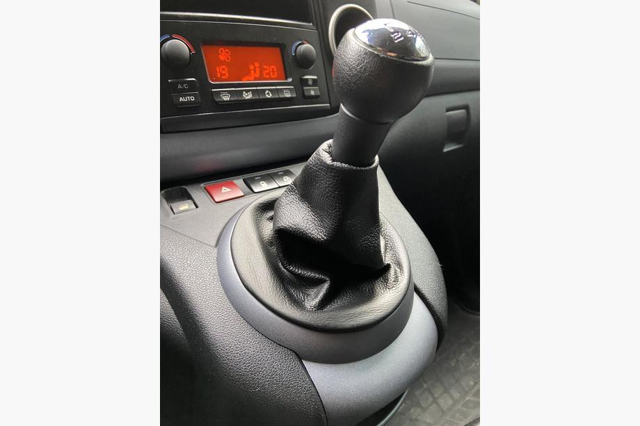 Citroen Berlingo 2008–2018 Lederen versnellingspookhoes Foto 2