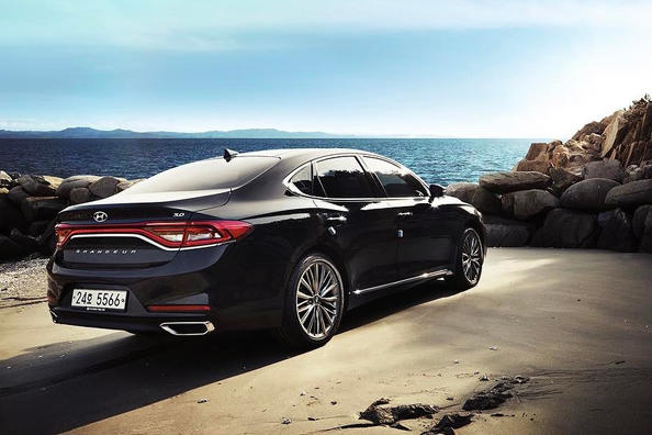 Review van de nieuwe generatie Hyundai Grandeur, vlaggenschip-sedan Foto 2